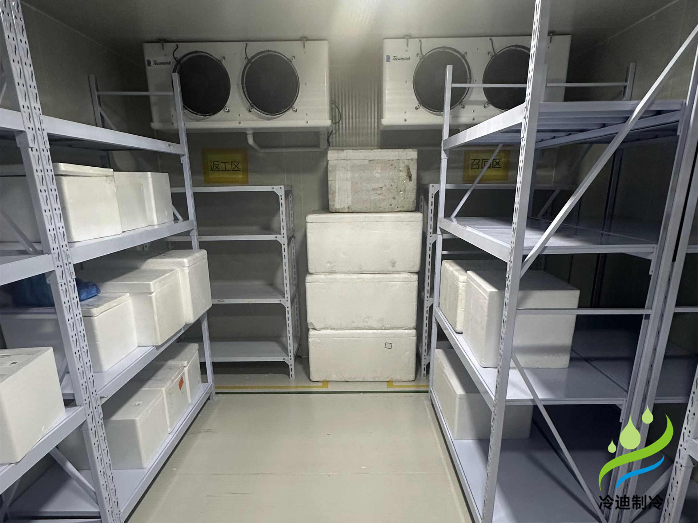 花3萬元可以建造20-30平方的果蔬保鮮冷庫，10-20平方的-18℃冷凍庫，10-30平方的食品恒溫冷庫，20立方標(biāo)準(zhǔn)醫(yī)藥冷庫。配置采用六面體設(shè)計，聚氨酯保溫板搭建庫體，內(nèi)置吊頂式冷風(fēng)機，搭配艾默生谷輪機組，新亞洲智能節(jié)能電控箱，手動半埋門，搭配風(fēng)幕機，此類配置是比較常見，也是較為穩(wěn)定的，小型冷庫可以訂制移動款，集裝箱或活動式，全國乃至國外均可發(fā)貨。